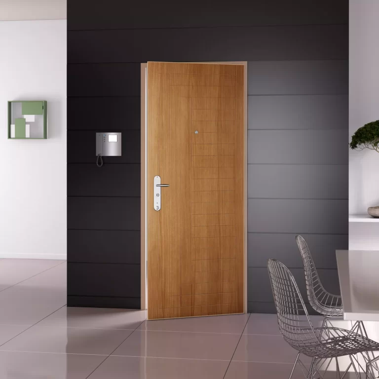 Puerta Fichet Spheris con acabado de madera en una vivienda